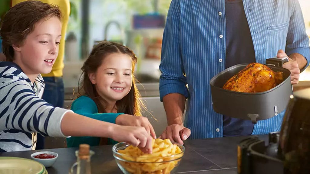Philips Air Fryer HD9652 90 Family Eating