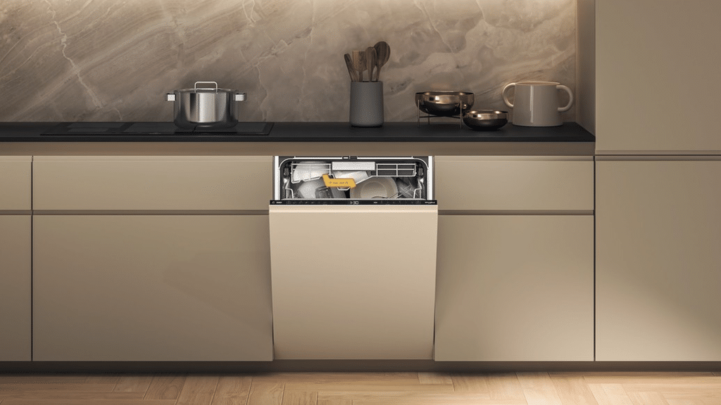 Whirlpool W8I HF58 TU UK Built In Dishwasher a