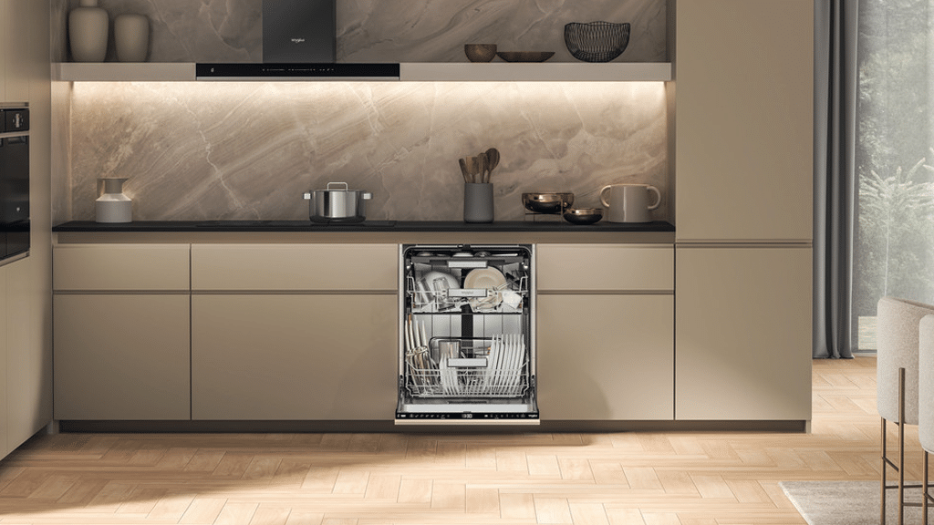 Whirlpool W7I HF60 TUS UK Built In Dishwasher a