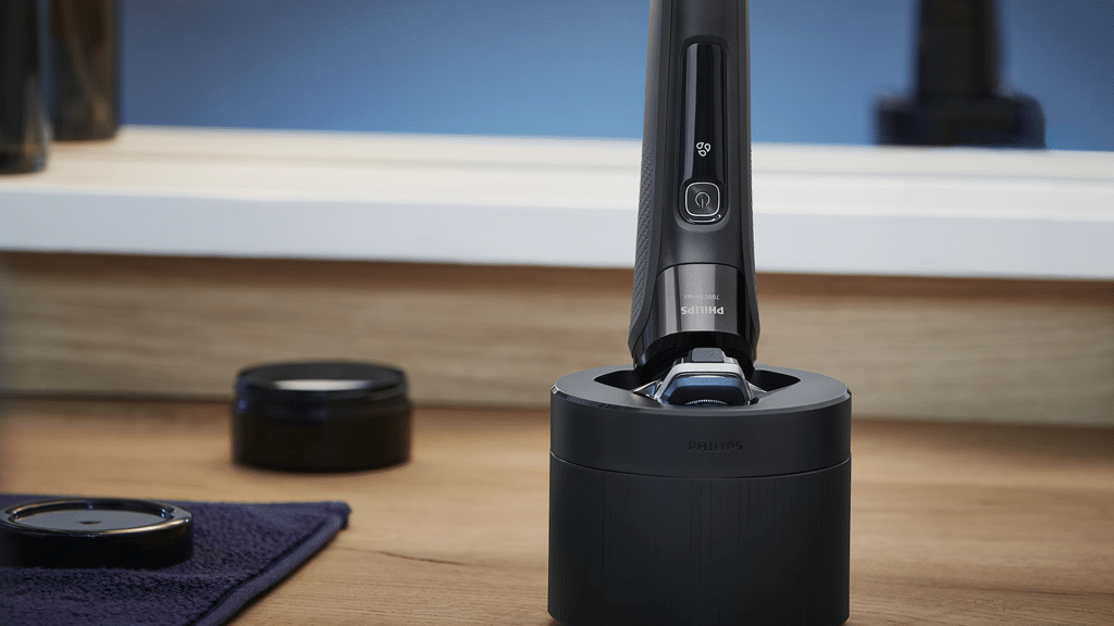 Philips Series 7000 Wet & Dry Electric Shaver + OneBlade Electric Shaver S7886 78 a3