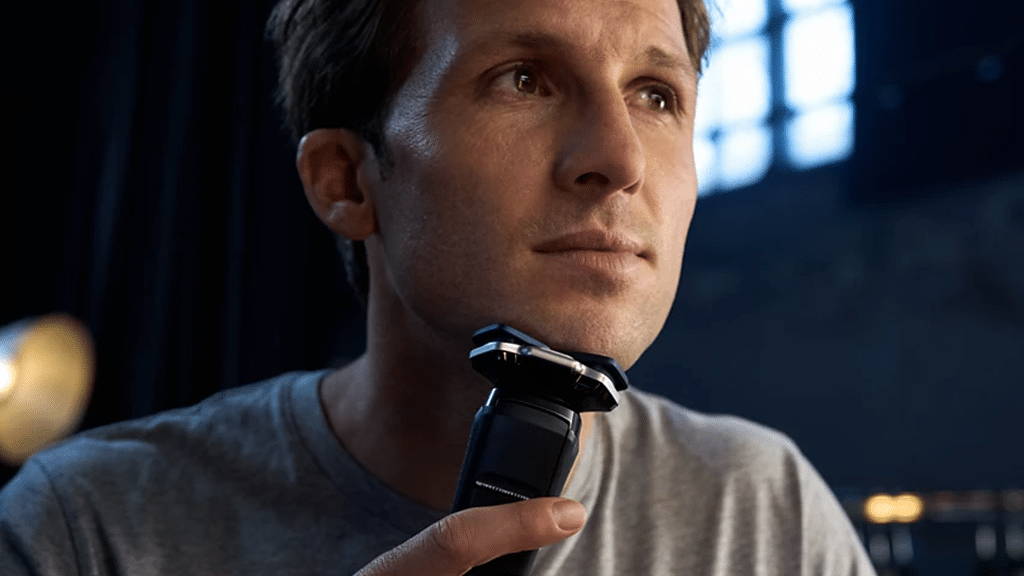 Philips Series 7000 Wet & Dry Electric Shaver + OneBlade Electric Shaver S7886 78 p