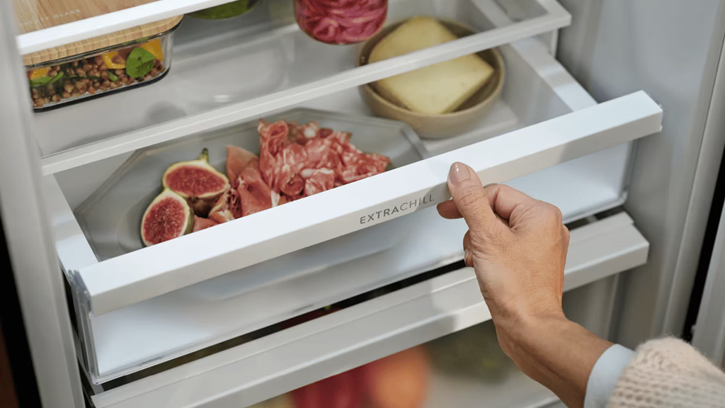 Electrolux AI CoolAssist® Series 700 Built In Fridge Freezer KNA7CE19S b4