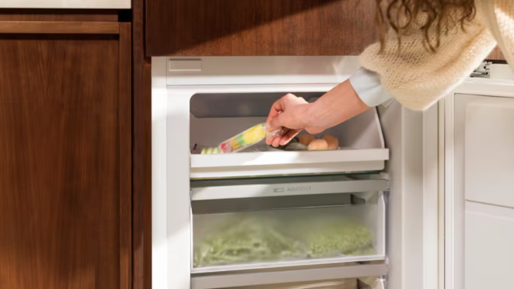 Electrolux GreenZone Series 700 Built In Fridge Freezer LNA7NE18S a5